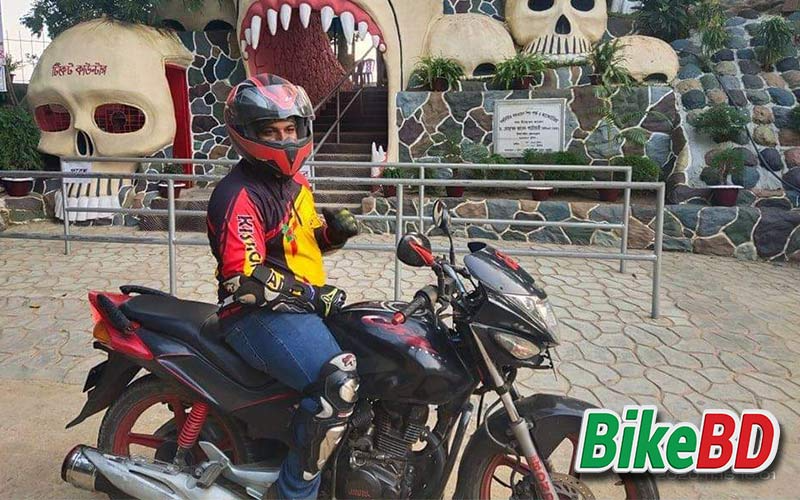 hero cbz xtreme 150 black color with rider