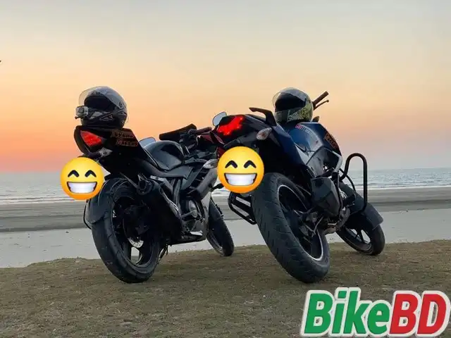 yamaha r15 v2 and honda cb hornet 160 rear view