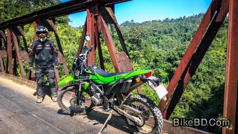 kawasaki klx 150bf green colour user with helmet