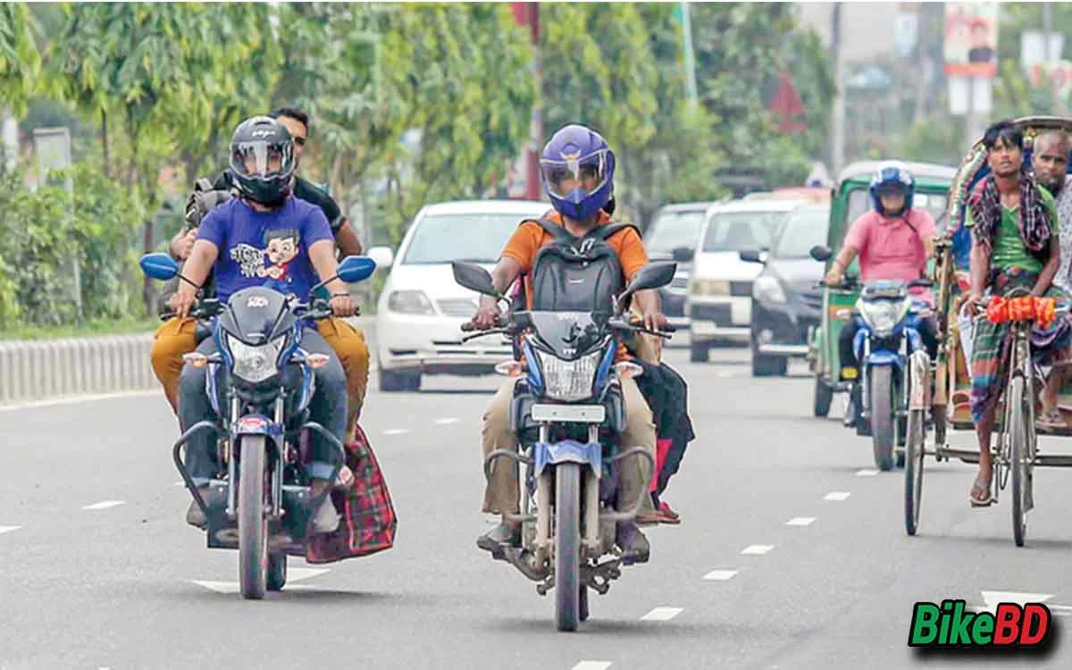 মহাসড়কে মোটরসাইকেল