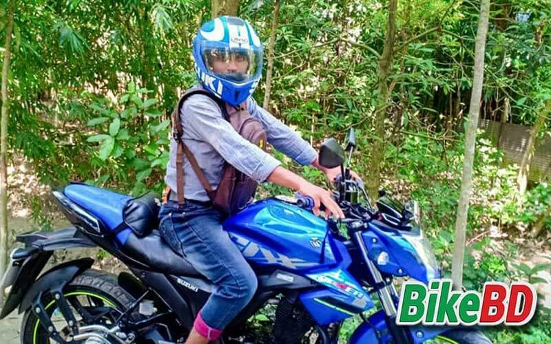 suzuki gixxer 155 user with blue helmet