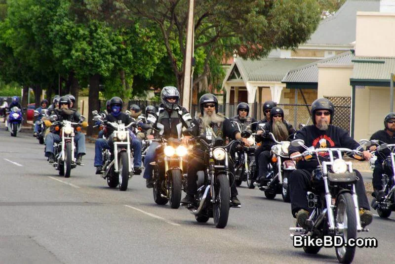 motorcycle-vs-car-brotherhood-rally