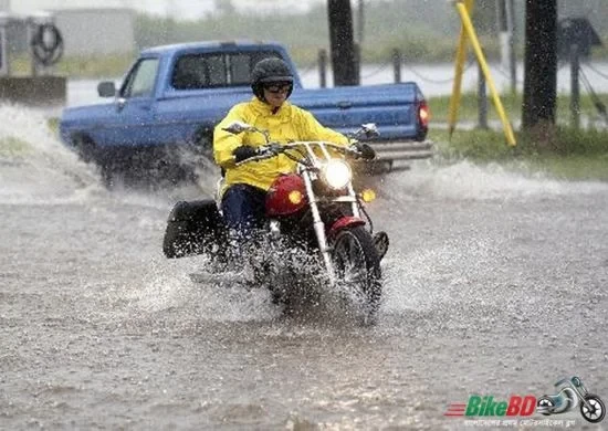 বৈরী আবহাওয়ায় বাইক চালানোর কিছু টিপস