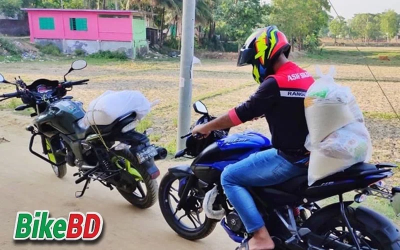 মোটরসাইকেল এ অসহায়দের মাঝে “উপহার” দিচ্ছেন একদল তরুন!