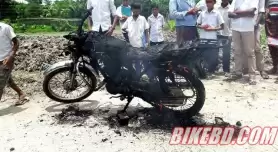 বরিশালে বখাটের মোটরসাইকেল জ্বালিয়ে দিলো জনগন!