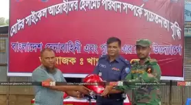 খাগড়াছড়িতে মোটরসাইকেল আরোহীদের মধ্যে বিনামূল্যে হেলমেট বিতরণ